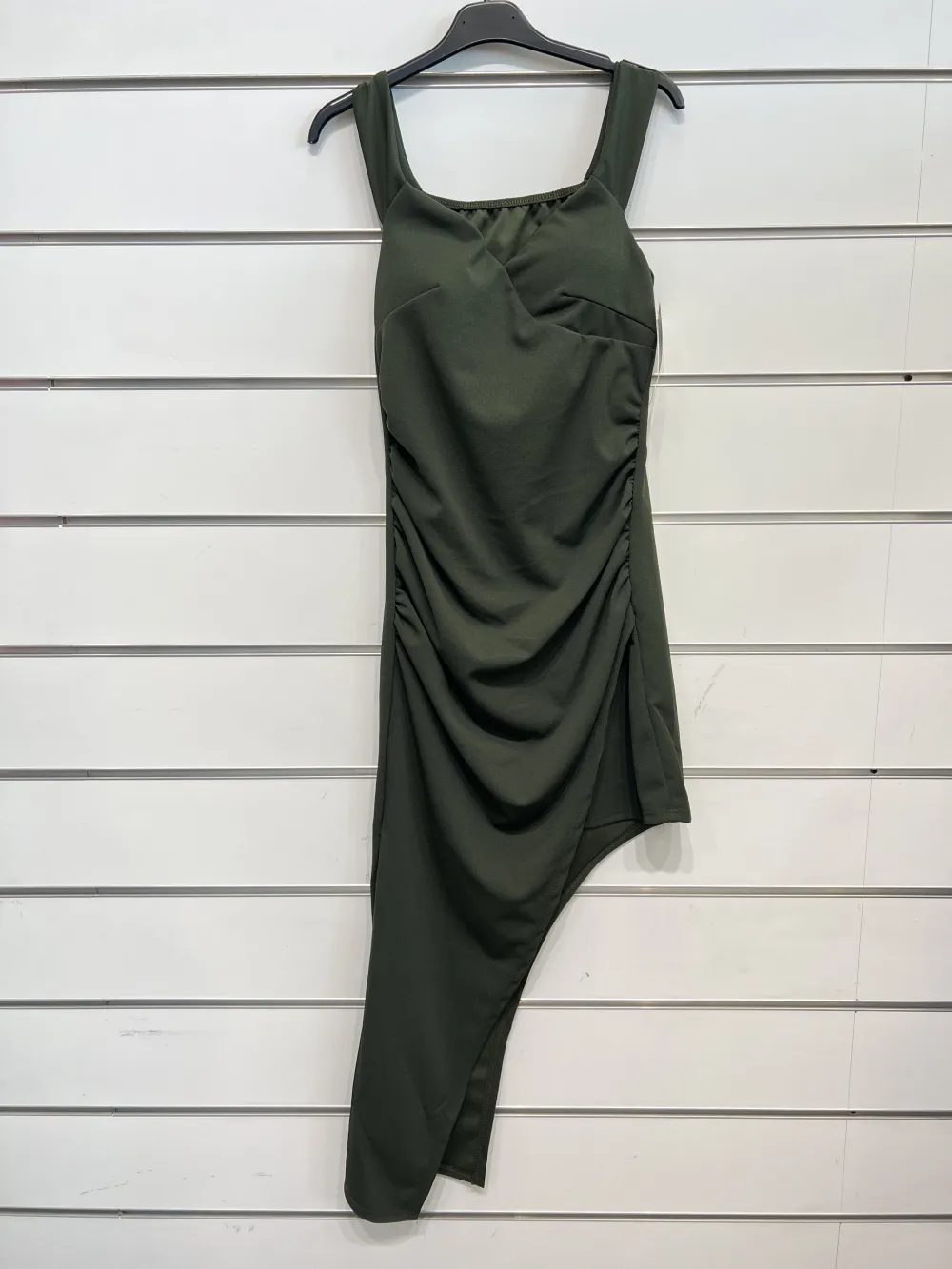 Sommerkleid für Damen mit Trägern (S/M ONE SIZE) ITALIAN FASHION IMPSH246437 grün khaki S/M