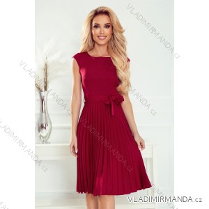 311-11 LILA Plissiertes Kleid mit kurzen Ärmeln - Farbe Burgund